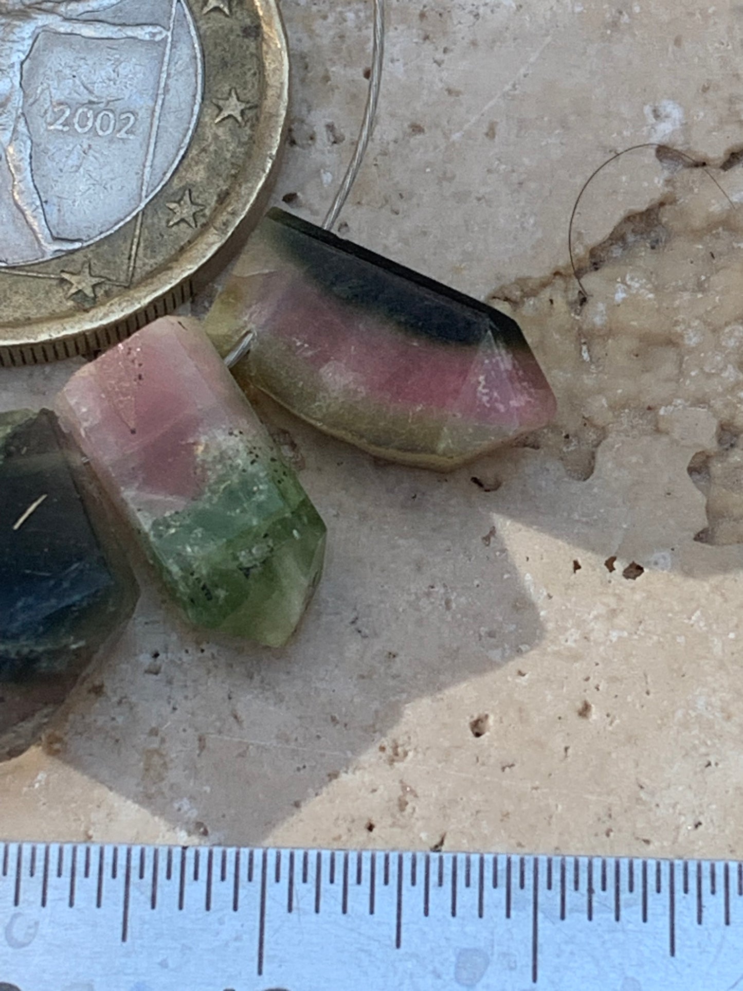 Tourmaline melon d'eau (pastèque), cristaux percés, 5 pièces vendu en lot ou unité, de 15mm x7 x5 environ - 4,5 grammes le lot. Parfait en bijouterie, collection ,exposition...
