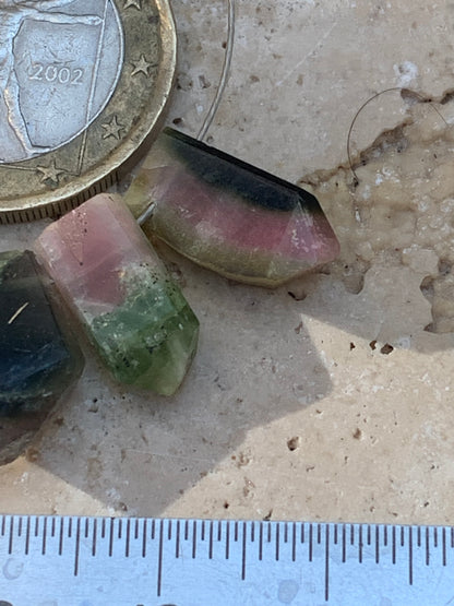 Tourmaline melon d'eau (pastèque), cristaux percés, 5 pièces vendu en lot ou unité, de 15mm x7 x5 environ - 4,5 grammes le lot. Parfait en bijouterie, collection ,exposition...