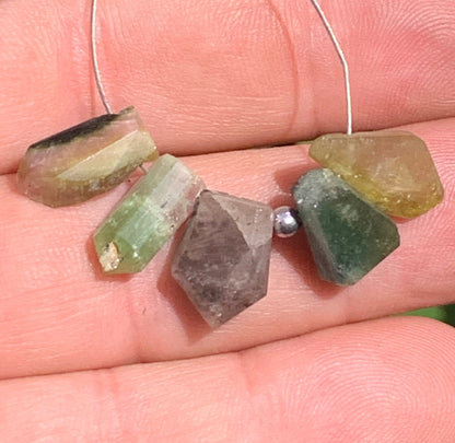 Tourmaline melon d'eau (pastèque), cristaux percés, 5 pièces vendu en lot ou unité, de 15mm x7 x5 environ - 4,5 grammes le lot. Parfait en bijouterie, collection ,exposition...