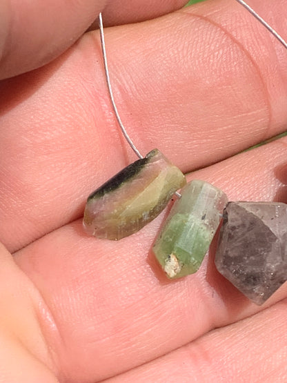 Tourmaline melon d'eau (pastèque), cristaux percés, 5 pièces vendu en lot ou unité, de 15mm x7 x5 environ - 4,5 grammes le lot. Parfait en bijouterie, collection ,exposition...