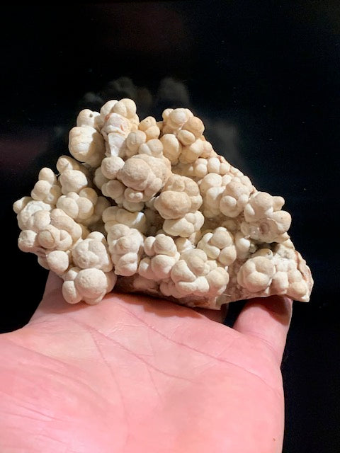Aragonite blanche botryoïdale, éventuellement appelée aragonite coralloïde ou en grappes - 116 x 77 x 47 mm - 355,6 gr.