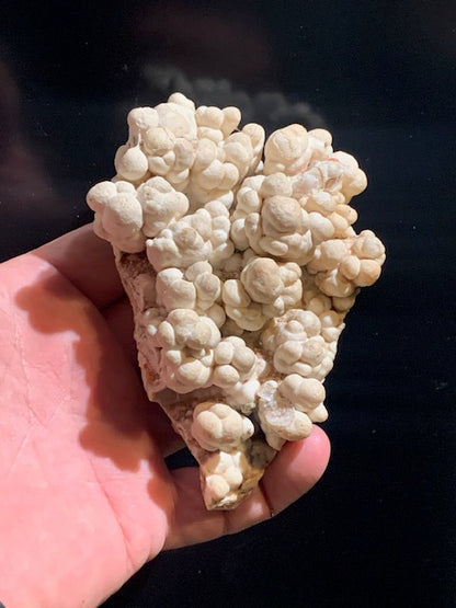 Aragonite blanche botryoïdale, éventuellement appelée aragonite coralloïde ou en grappes - 116 x 77 x 47 mm - 355,6 gr.