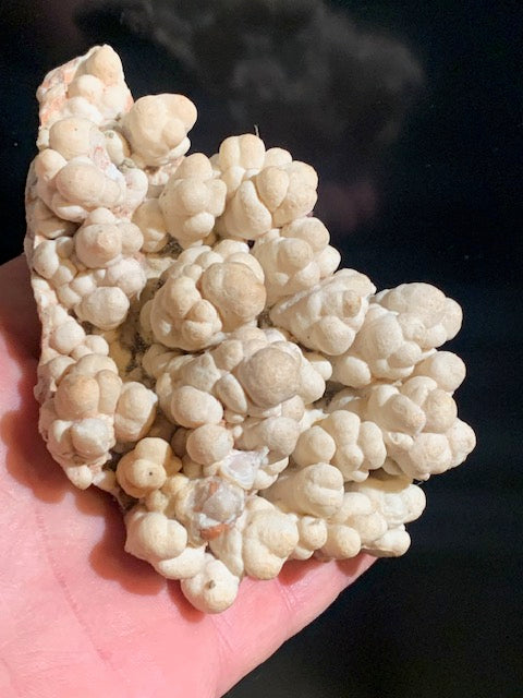 Aragonite blanche botryoïdale, éventuellement appelée aragonite coralloïde ou en grappes - 116 x 77 x 47 mm - 355,6 gr.