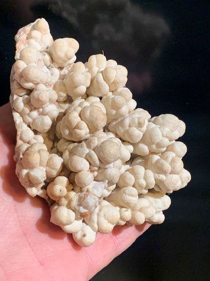 Aragonite blanche botryoïdale, éventuellement appelée aragonite coralloïde ou en grappes - 116 x 77 x 47 mm - 355,6 gr.