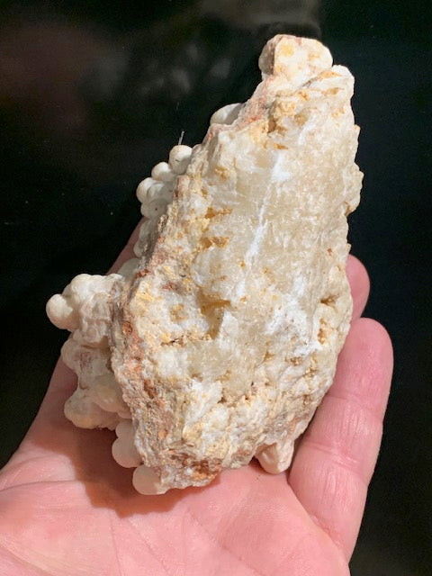 Aragonite blanche botryoïdale, éventuellement appelée aragonite coralloïde ou en grappes - 116 x 77 x 47 mm - 355,6 gr.