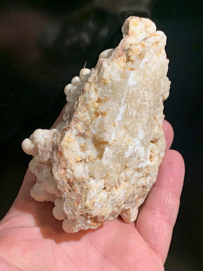 Aragonite blanche botryoïdale, éventuellement appelée aragonite coralloïde ou en grappes - 116 x 77 x 47 mm - 355,6 gr.