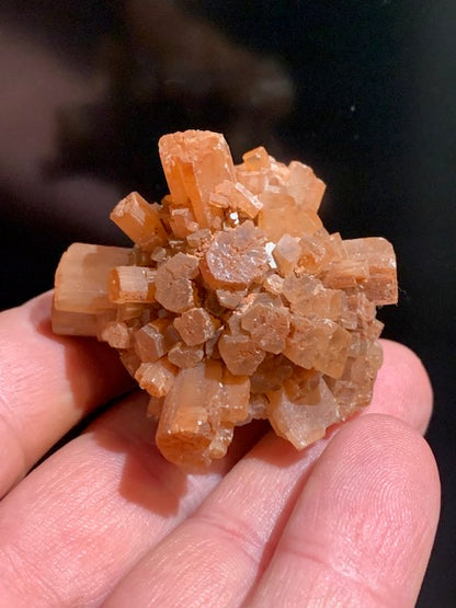 Aragonite en cristaux prismatiques orange - 50 x 42 x 40 mm - 63,7 gr.