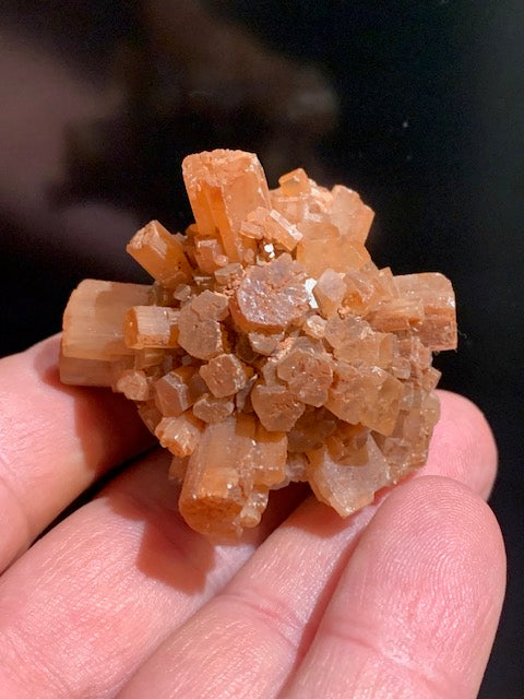 Aragonite en cristaux prismatiques orange - 50 x 42 x 40 mm - 63,7 gr.