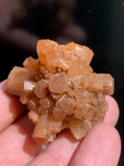Aragonite en cristaux prismatiques orange - 50 x 42 x 40 mm - 63,7 gr.