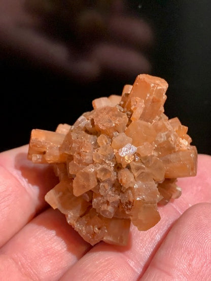 Aragonite en cristaux prismatiques orange - 50 x 42 x 40 mm - 63,7 gr.