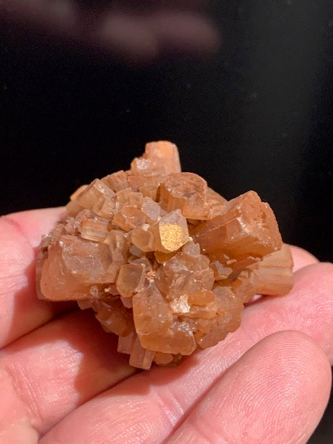 Aragonite en cristaux prismatiques orange - 50 x 42 x 40 mm - 63,7 gr.