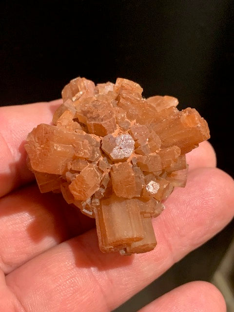 Aragonite en cristaux prismatiques orange - 50 x 42 x 40 mm - 63,7 gr.