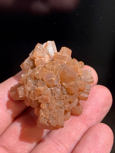 Aragonite en cristaux prismatiques orange - 50 x 42 x 40 mm - 63,7 gr.
