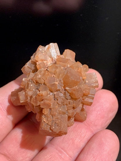 Aragonite en cristaux prismatiques orange - 50 x 42 x 40 mm - 63,7 gr.