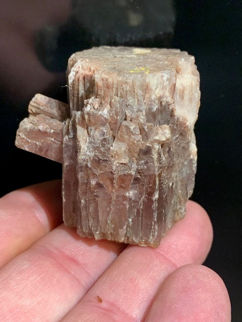 Aragonite, cristaux prismatiques de couleur orange - 48 x 44 x 35 mm - 120 gr.