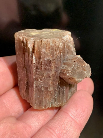 Aragonite, cristaux prismatiques de couleur orange - 48 x 44 x 35 mm - 120 gr.