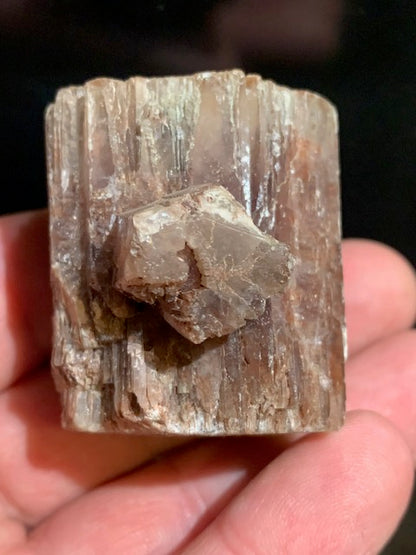 Aragonite, cristaux prismatiques de couleur orange - 48 x 44 x 35 mm - 120 gr.