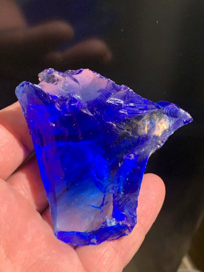 Gros morceau de verre d'art bleu - 72 x 69 x 33 mm - 146 gr.
