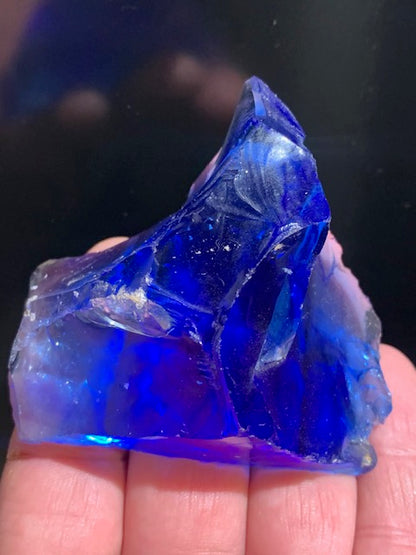 Gros morceau de verre d'art bleu - 72 x 69 x 33 mm - 146 gr.