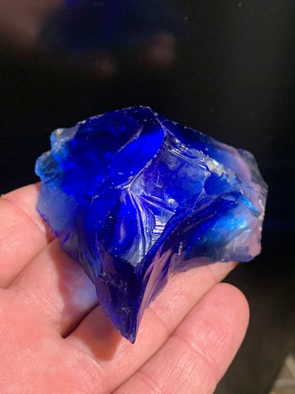 Gros morceau de verre d'art bleu - 72 x 69 x 33 mm - 146 gr.