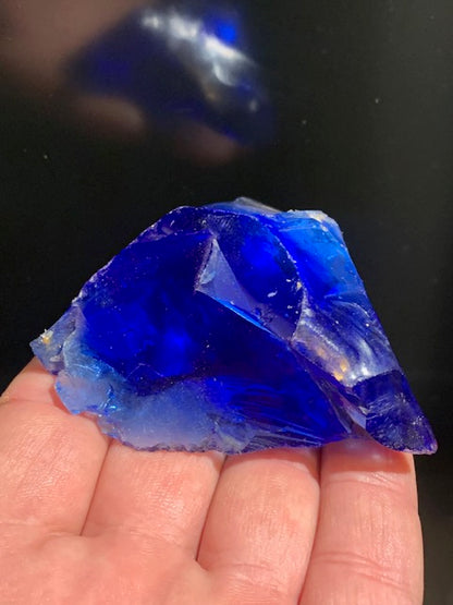 Gros morceau de verre d'art bleu - 72 x 69 x 33 mm - 146 gr.