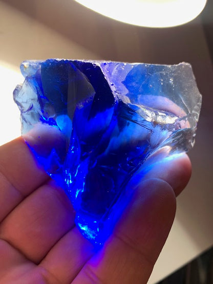 Gros morceau de verre d'art bleu - 72 x 69 x 33 mm - 146 gr.