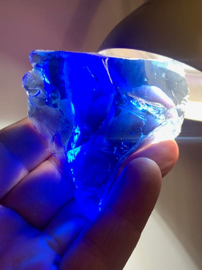 Gros morceau de verre d'art bleu - 72 x 69 x 33 mm - 146 gr.
