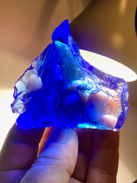 Gros morceau de verre d'art bleu - 72 x 69 x 33 mm - 146 gr.