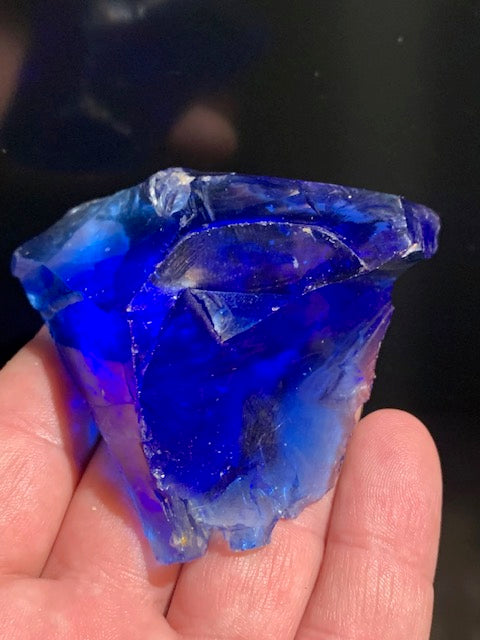 Gros morceau de verre d'art bleu - 72 x 69 x 33 mm - 146 gr.