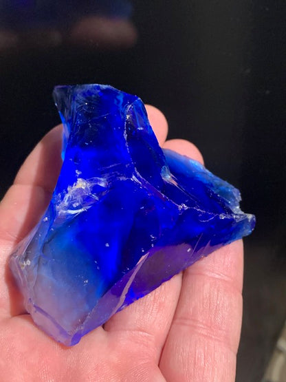 Gros morceau de verre d'art bleu - 72 x 69 x 33 mm - 146 gr.