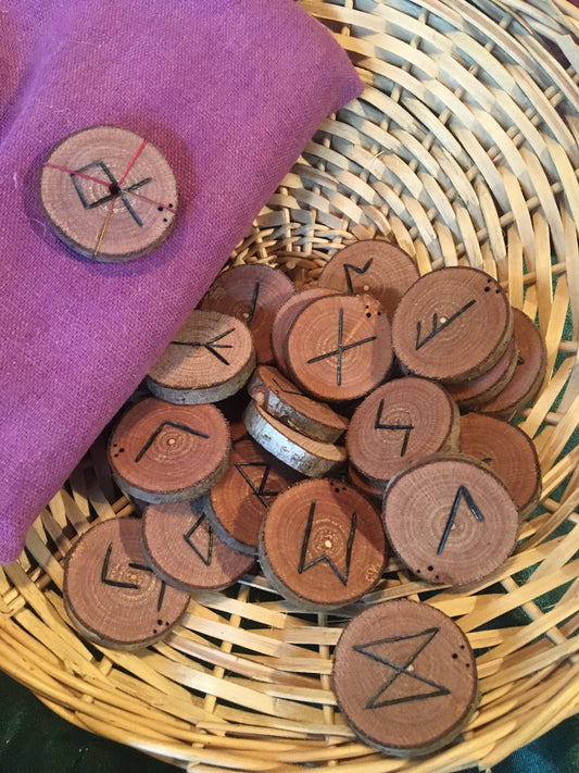 Sélection de Runes en bois, 25 pierres gravées d'environ 2,5 centimètres. Très belle qualité, fait à la main dans les règles, parfait !