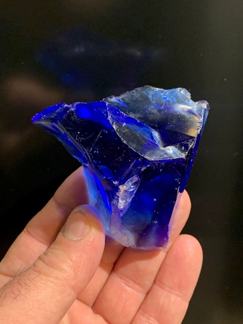 Gros morceau de verre d'art bleu - 72 x 69 x 33 mm - 146 gr.