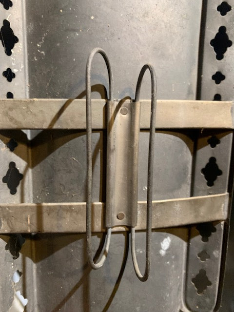 Bougeoir avec poignée style 19éme siècle de 32 cm de haut x 14 x 12 - Fait en métal 100%