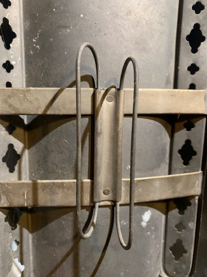 Bougeoir avec poignée style 19éme siècle de 32 cm de haut x 14 x 12 - Fait en métal 100%