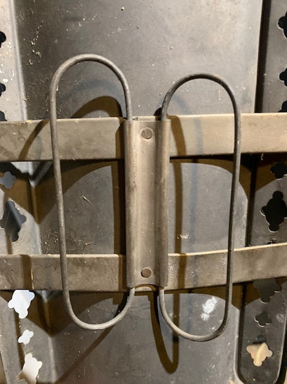 Bougeoir avec poignée style 19éme siècle de 32 cm de haut x 14 x 12 - Fait en métal 100%
