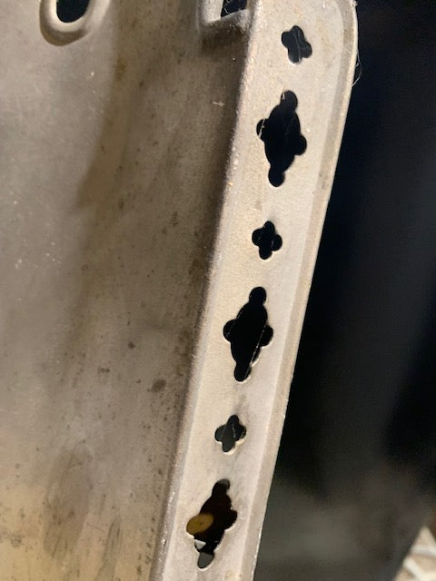 Bougeoir avec poignée style 19éme siècle de 32 cm de haut x 14 x 12 - Fait en métal 100%