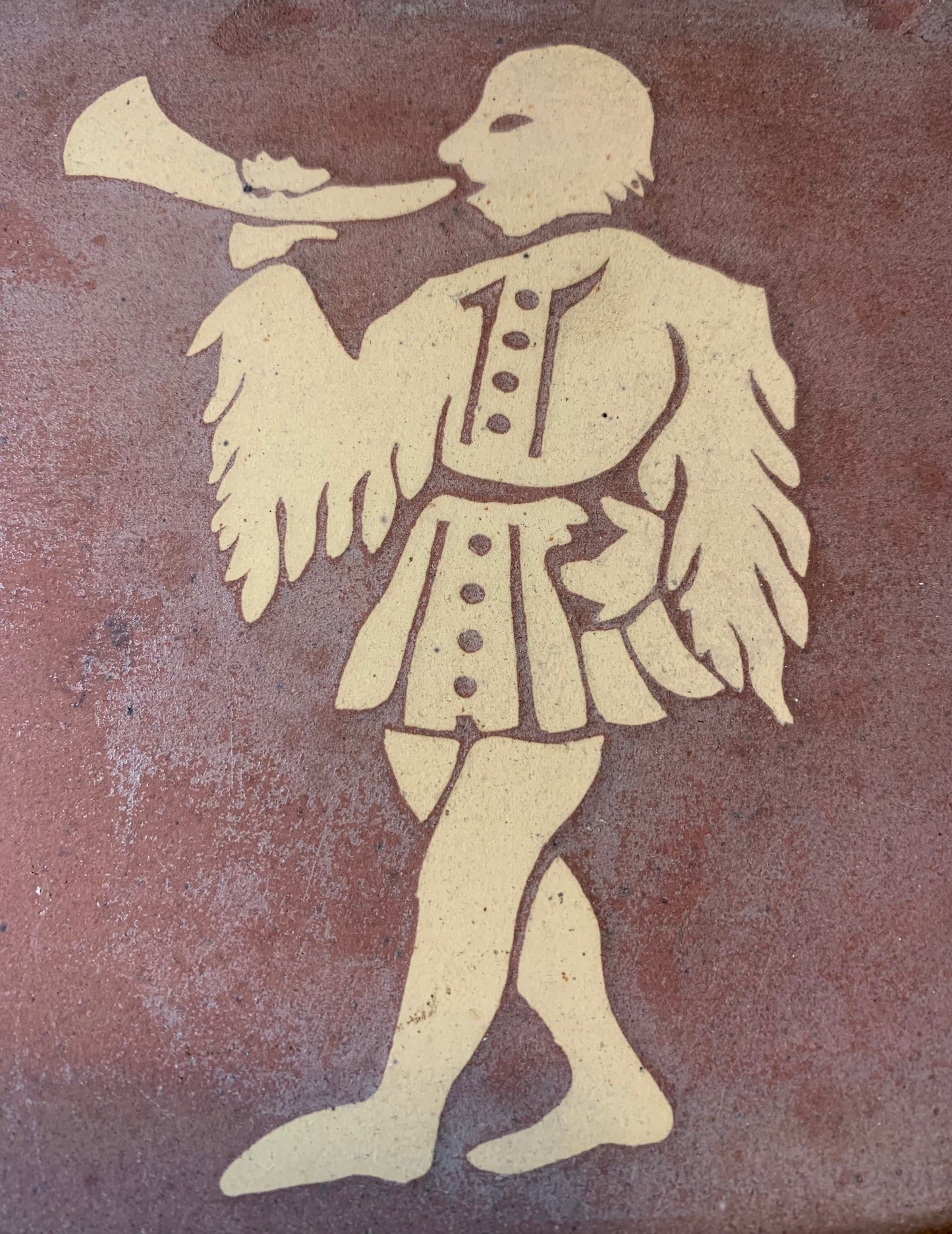 Carreau décoratif ancien en terre cuite, motif de sonneur de trompe de chasse moulé dans la masse – Estimation XIXᵉ siècle – Production région de Sologne