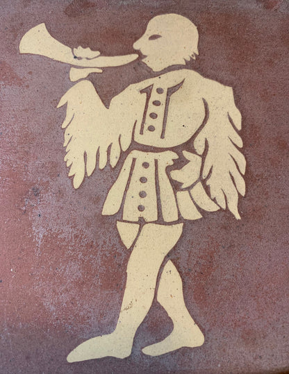 Carreau décoratif ancien en terre cuite, motif de sonneur de trompe de chasse moulé dans la masse – Estimation XIXᵉ siècle – Production région de Sologne