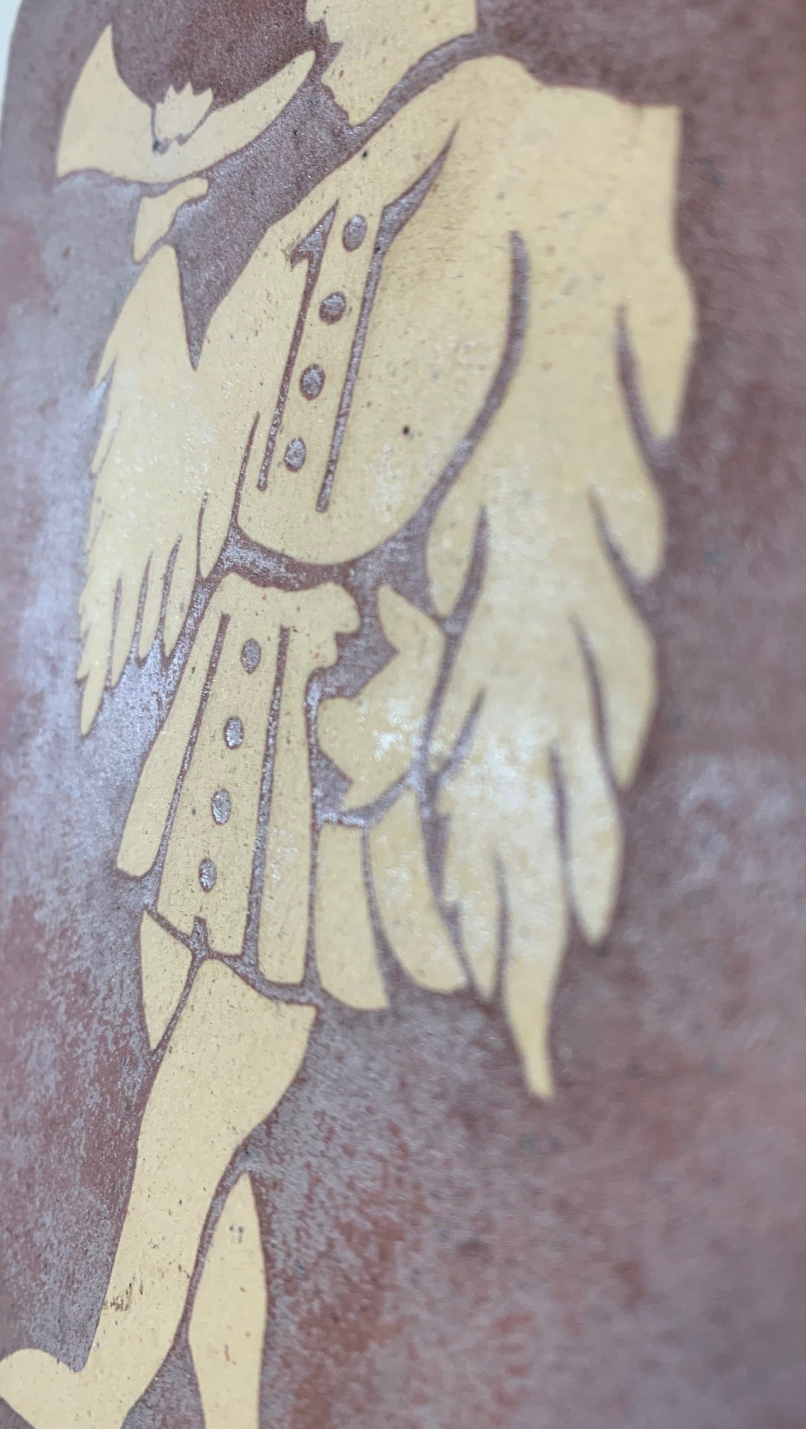 Carreau décoratif ancien en terre cuite, motif de sonneur de trompe de chasse moulé dans la masse – Estimation XIXᵉ siècle – Production région de Sologne