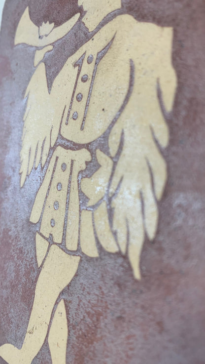 Carreau décoratif ancien en terre cuite, motif de sonneur de trompe de chasse moulé dans la masse – Estimation XIXᵉ siècle – Production région de Sologne