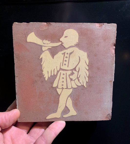 Carreau décoratif ancien en terre cuite, motif de sonneur de trompe de chasse moulé dans la masse – Estimation XIXᵉ siècle – Production région de Sologne