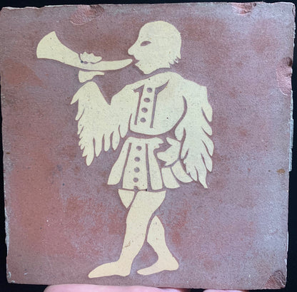 Carreau décoratif ancien en terre cuite, motif de sonneur de trompe de chasse moulé dans la masse – Estimation XIXᵉ siècle – Production région de Sologne