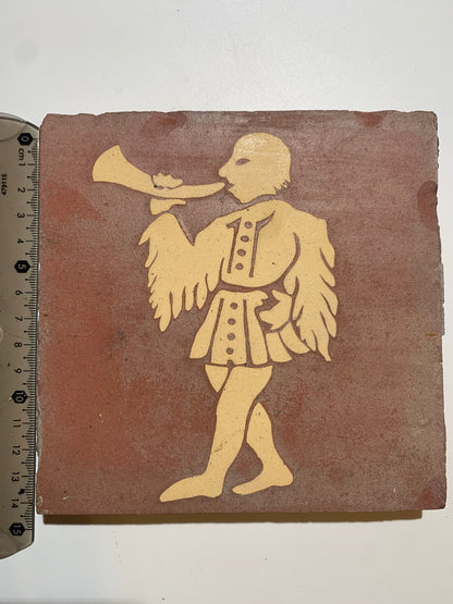 Carreau décoratif ancien en terre cuite, motif de sonneur de trompe de chasse moulé dans la masse – Estimation XIXᵉ siècle – Production région de Sologne