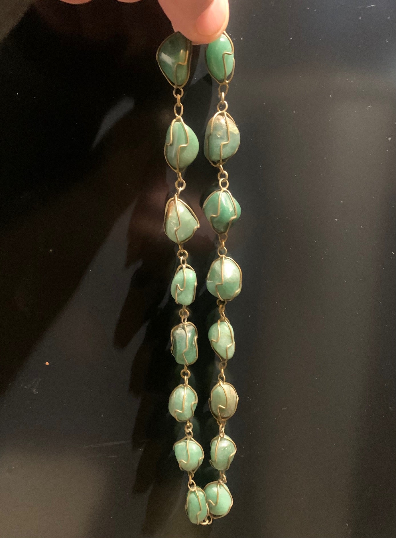 Collier artisanal en aventurine verte naturelle, composé de pierres polies de forme libre, montées à la main avec un fil métallique doré. Fermoir à vis. Style bohème et lithothérapie. Très bel effet porté.