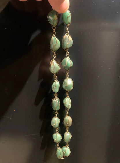 Collier artisanal en aventurine verte naturelle, composé de pierres polies de forme libre, montées à la main avec un fil métallique doré. Fermoir à vis. Style bohème et lithothérapie. Très bel effet porté.