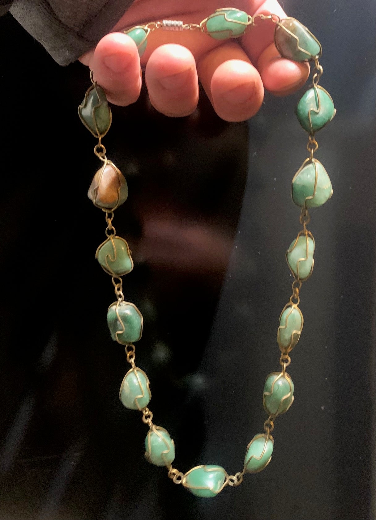 Collier artisanal en aventurine verte naturelle, composé de pierres polies de forme libre, montées à la main avec un fil métallique doré. Fermoir à vis. Style bohème et lithothérapie. Très bel effet porté.