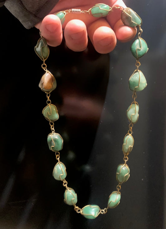 Handmade necklace in natural green aventurine, made of polished freeform stones, hand-mounted with golden metal wire. Screw clasp. Bohemian style and lithotherapy. Very nice effect when worn.