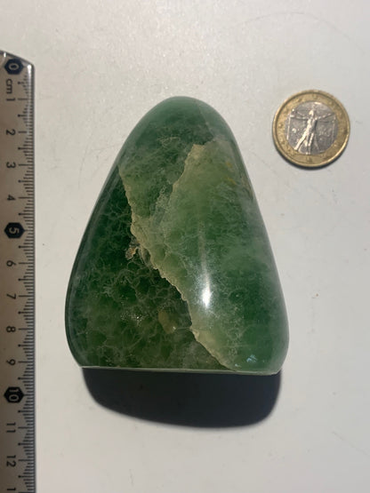Fluorite verte, forme libre de 75 mm x 55 x 45 - 346 grammes. Belle qualité, magnifique pièce !