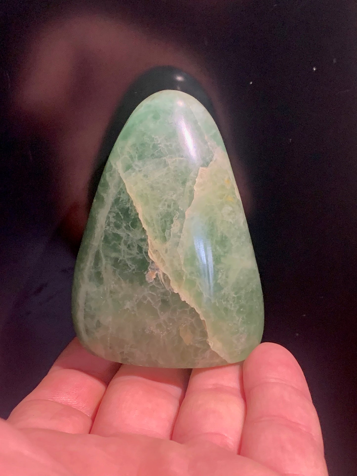 Fluorite verte, forme libre de 75 mm x 55 x 45 - 346 grammes. Belle qualité, magnifique pièce !