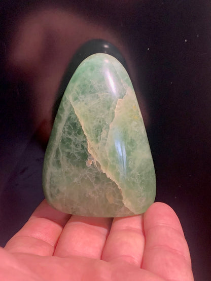 Fluorite verte, forme libre de 75 mm x 55 x 45 - 346 grammes. Belle qualité, magnifique pièce !